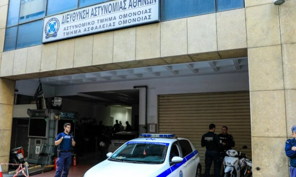 Σοβαρή καταγγελία για το ύποπτο ΑΤ Ομόνοιας: Έδεσαν οδηγό ταξί με 2 ζευγάρια χειροπέδες